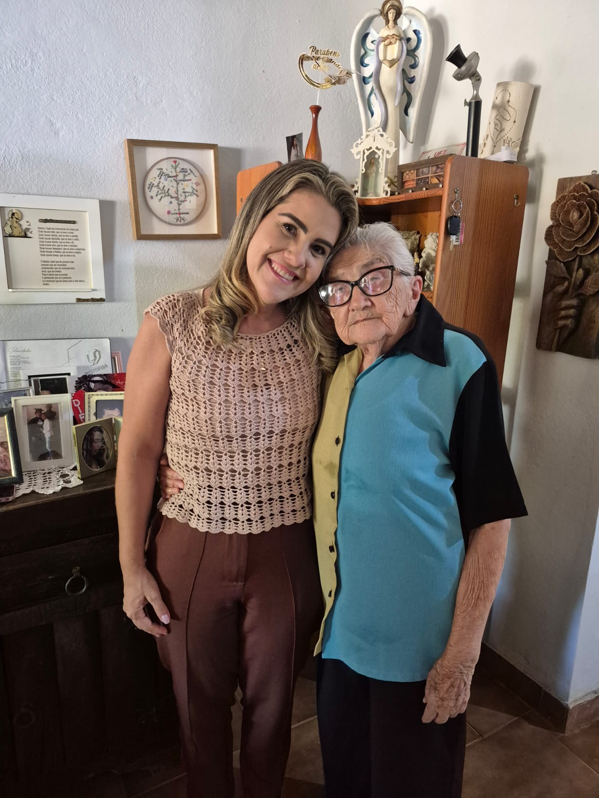 Marlupe abraçada a uma mulher mais velha durante uma visita